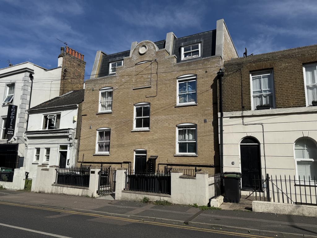 Lot: 117 - LARGE MODERN TOWN CENTRE BLOCK SEVEN FLATS FOR INVESTMENT - View of Town Centre Block of Flats